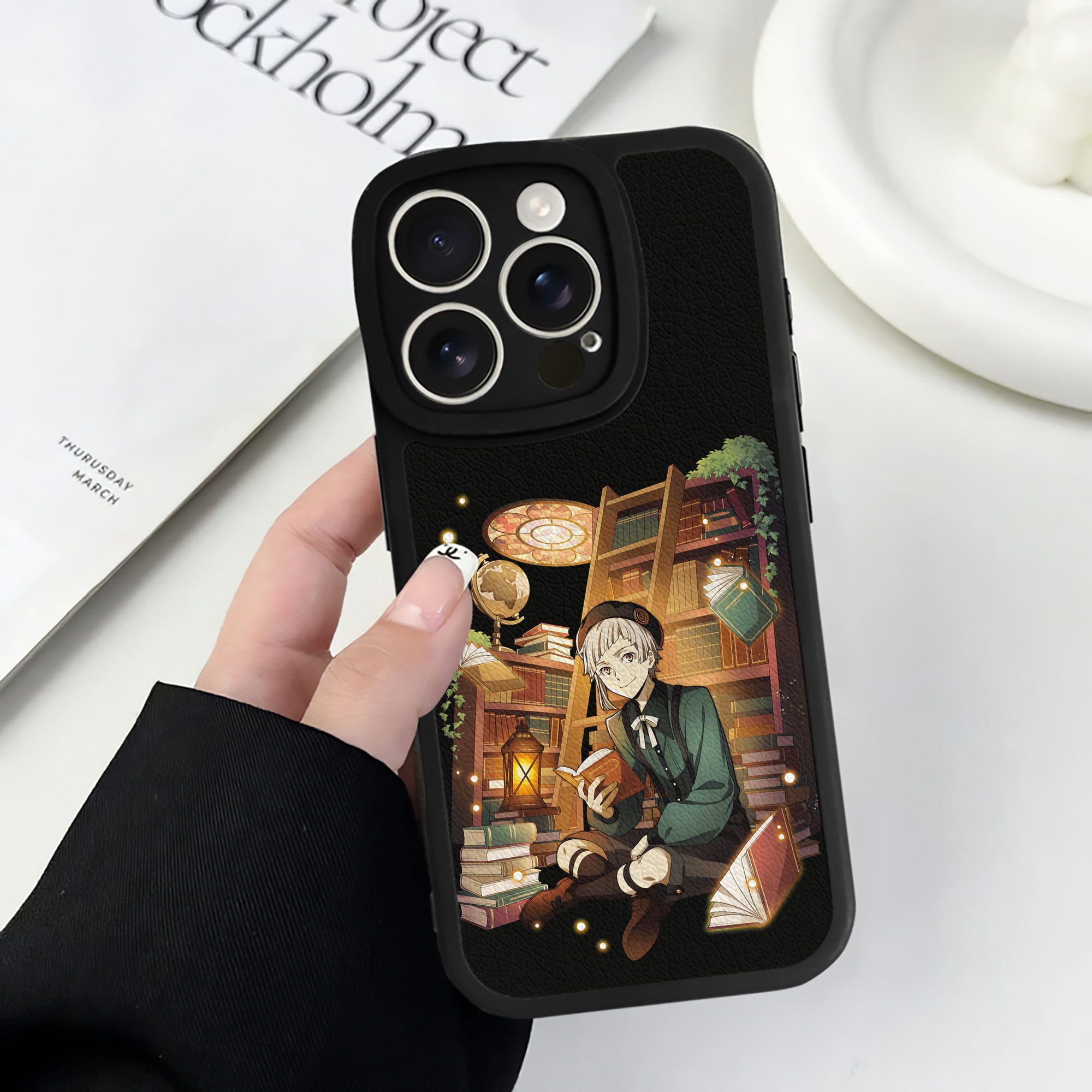 （画像用） 文豪ストレイドッグス Bungo Stray Dogs 【iPhone 16シリーズ対応】シリコンスマホケース（レザー調） 材質：シリコン